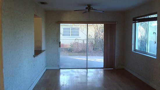 4th image of 320 NW 93rd Ter