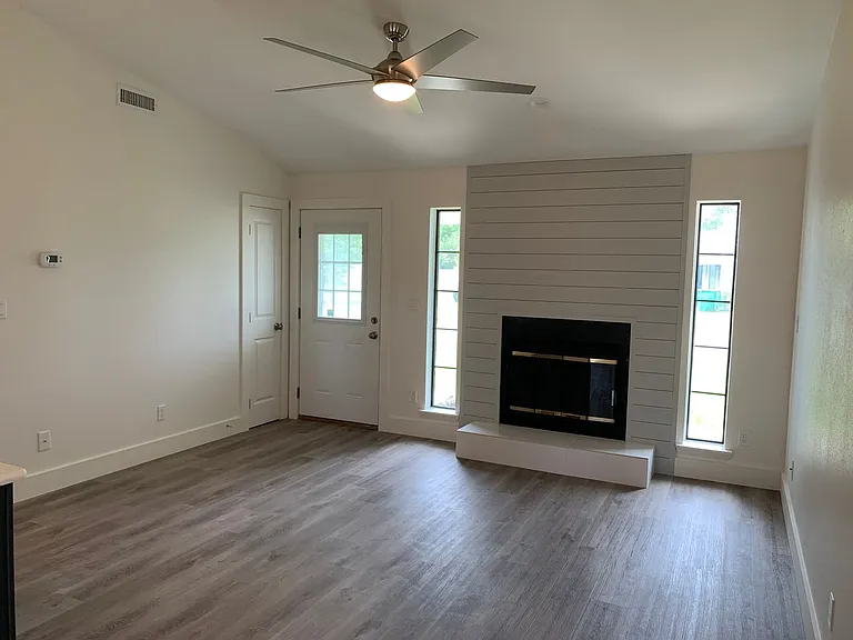 1425 Mixon Dr — Photo 3