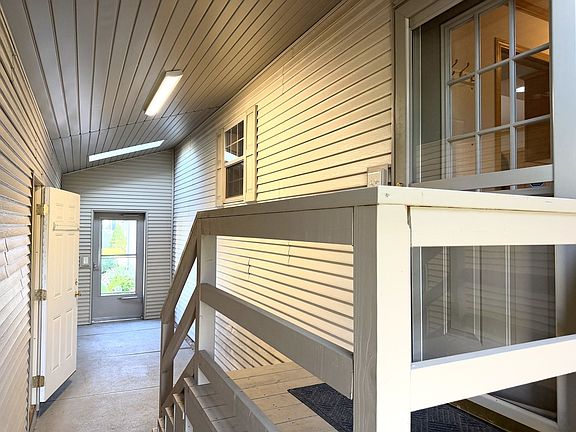 5th image of 1013 Redbud Rd