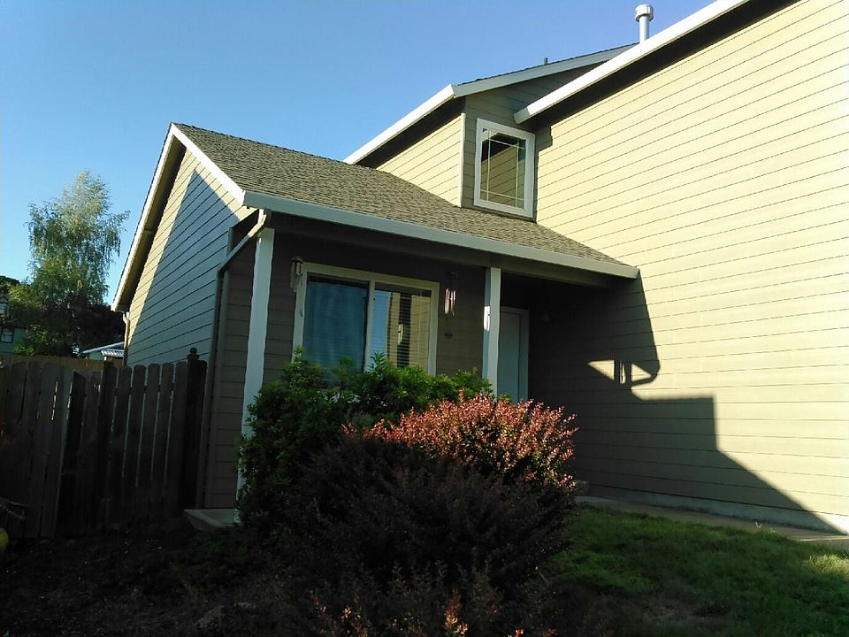 2nd image of 208 NW Howard Ln