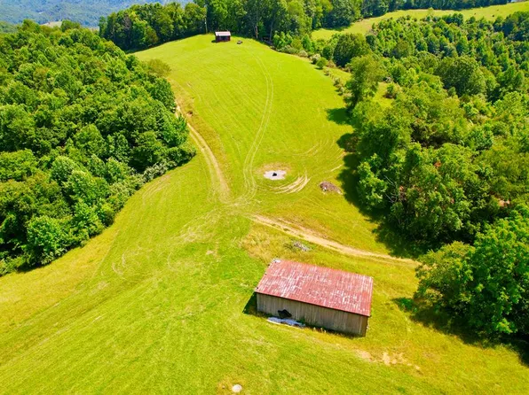 582 Hunters Ln, Saltville, VA 24370