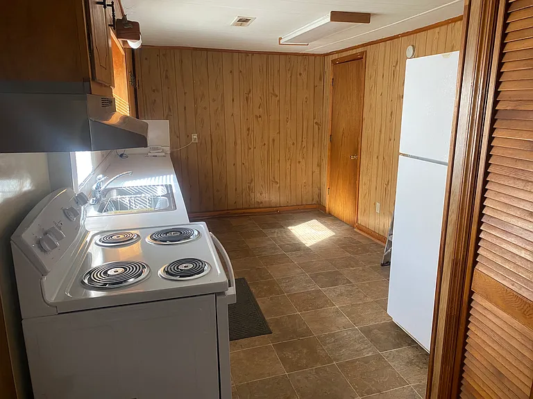 415 Bond St — Photo 6
