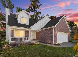 2875 Regency Dr, Lake Orion, MI 48359