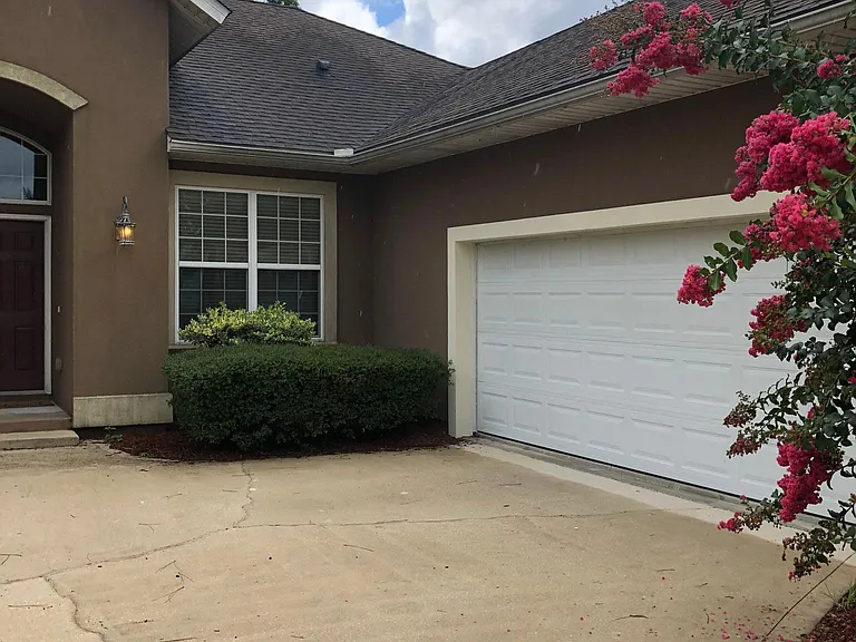 220 Edgewater Dr — Photo 2