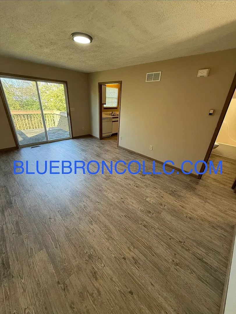 Spacious 3 bedroom unit with new flooring — Photo 2