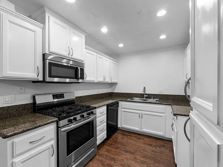 Villa Serrano Apartment Homes — Photo 21