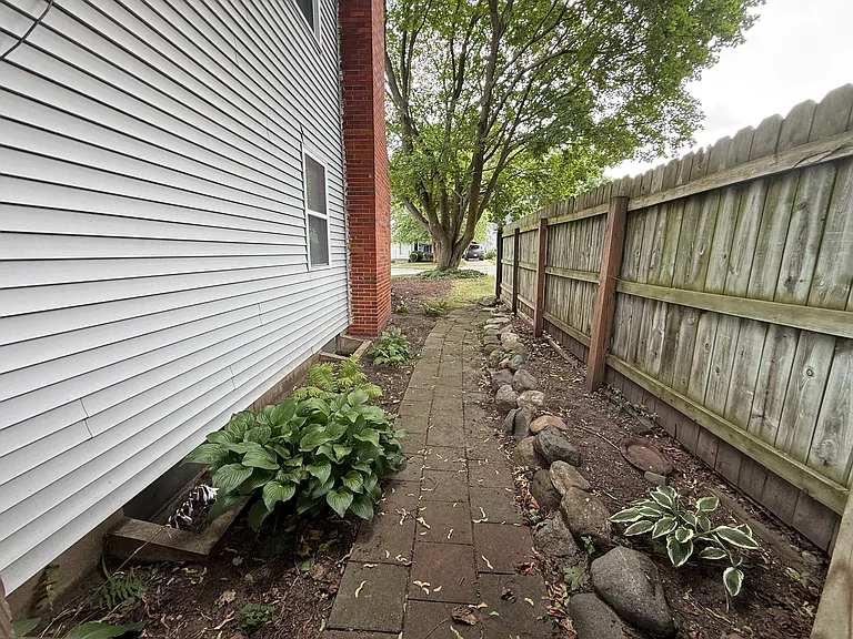 2119 Riverside Dr NE — Photo 16