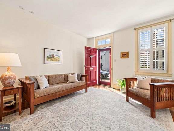 3rd image of 416 S Fairfax St