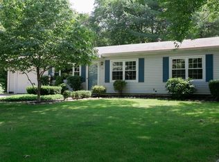 39 Meadowood Dr, Dartmouth, MA 02748