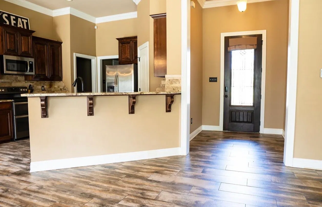 4 bed, 1983 sqft, $2,400 — Photo 3