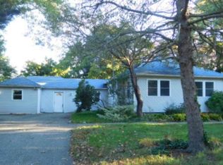 123 Biltmore Ave, Oakdale, NY 11769