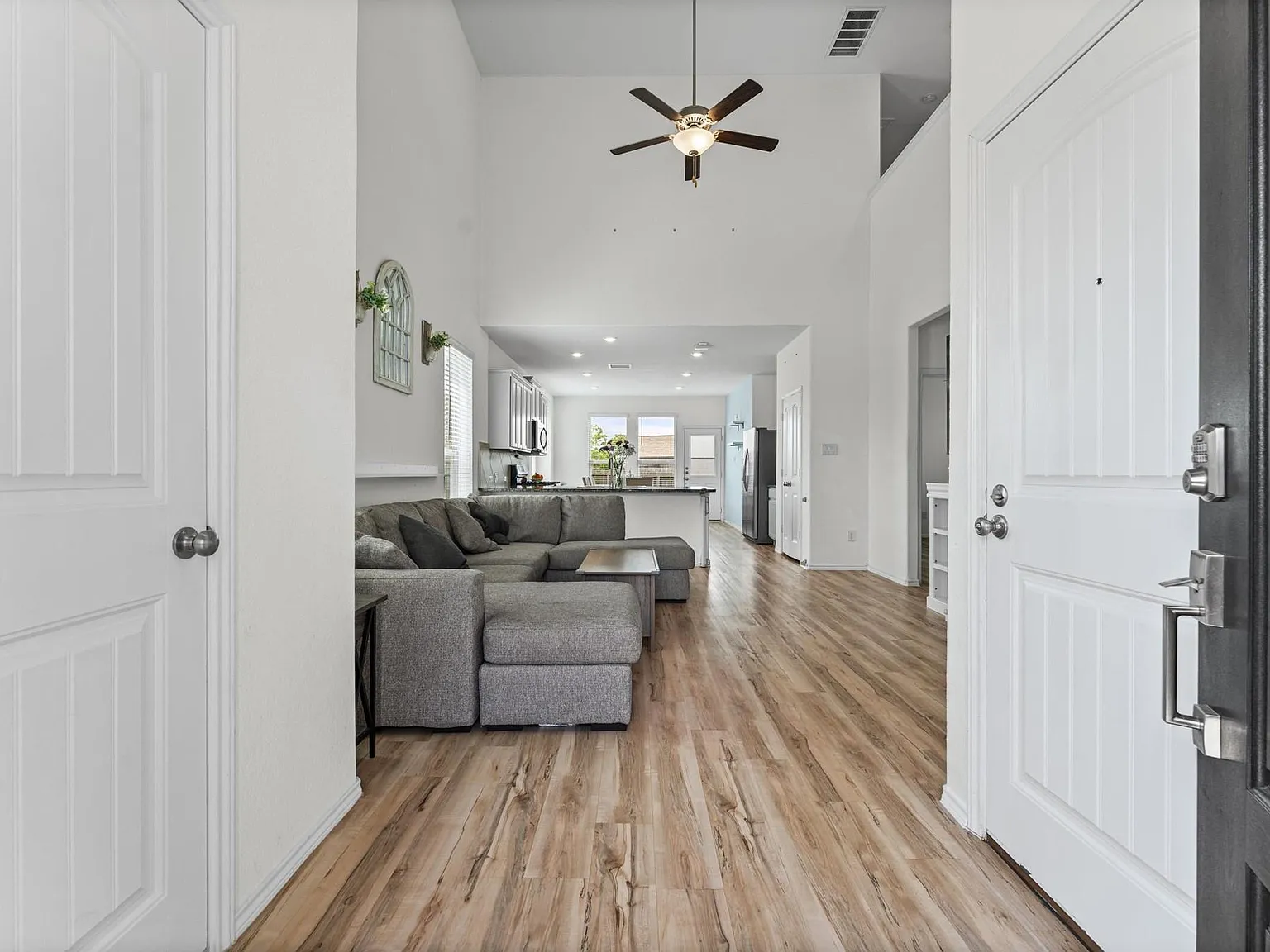 4 bed, 2.5 bath, 1932 sqft, $2,350 — Photo 2
