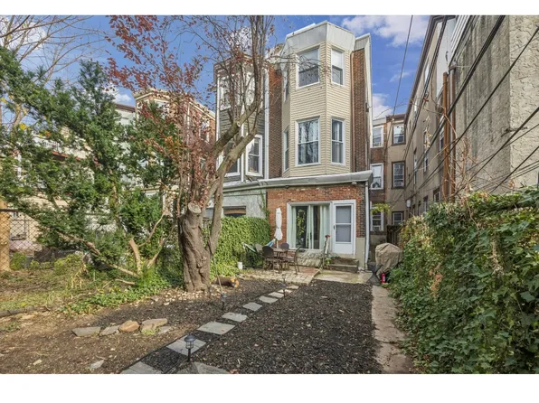 142 N 21st St #1R, Philadelphia, PA 19103