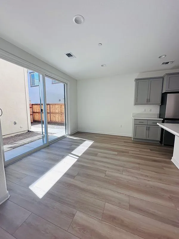 3 bed, 2.5 bath, 1835 sqft, $3,100 — Photo 2