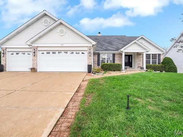 1351 Shelby Point Dr, O'Fallon, MO 63366