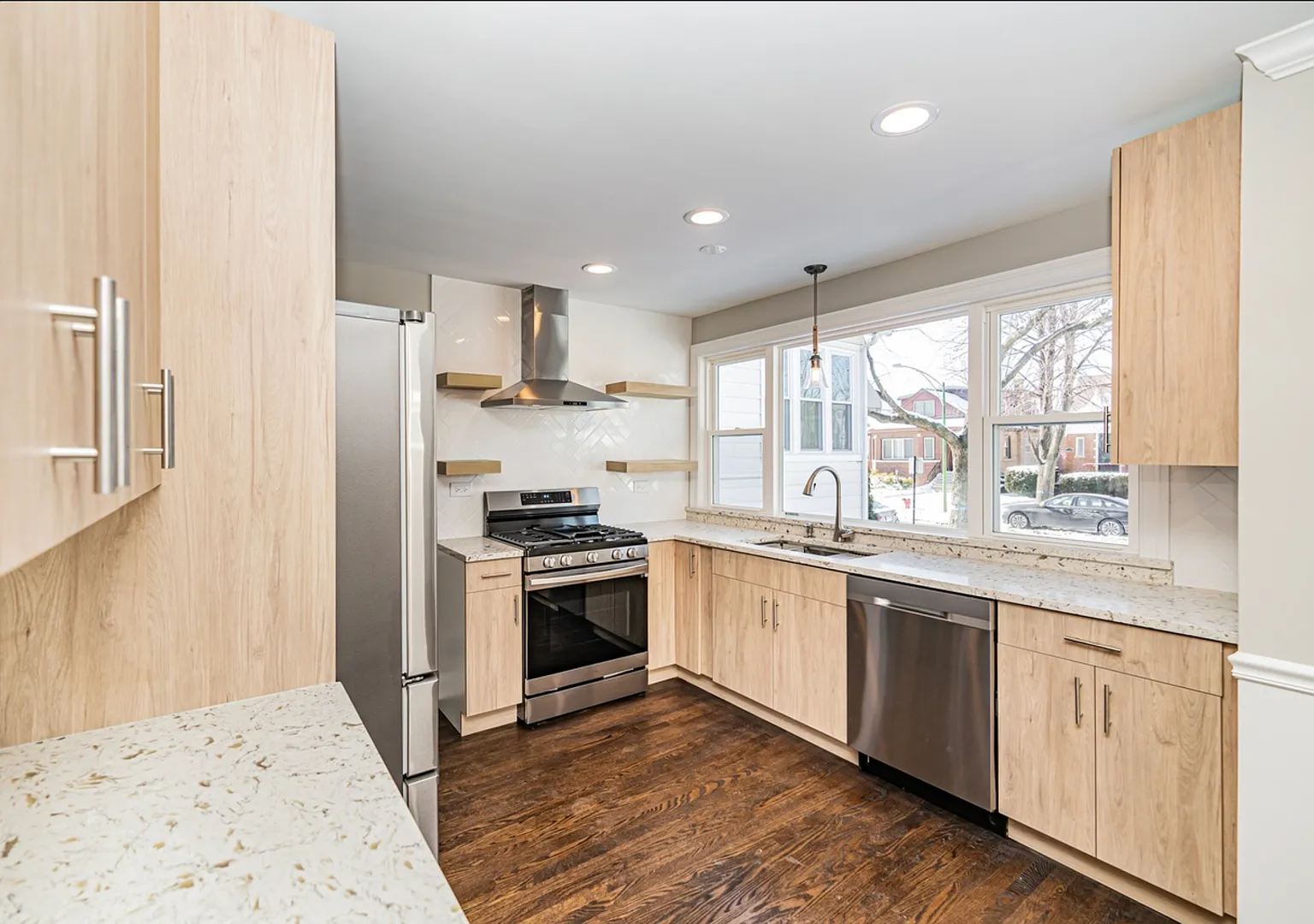 Newly remodeled, MOVE-IN ready, brick single family house — Photo 4