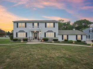 17 Mayhew Dr, Fairfield, NJ 07004