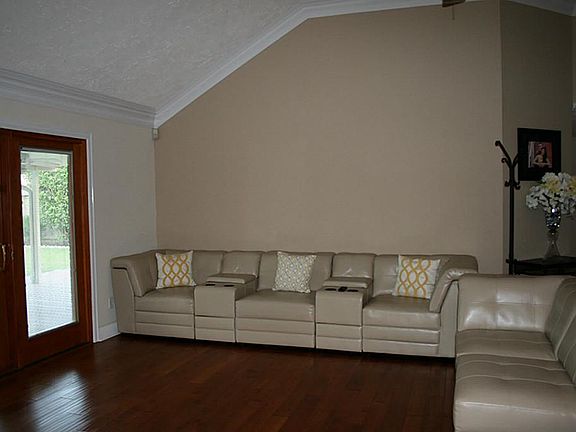 3rd image of 2009 Wildwood Dr