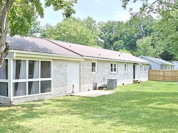 2nd image of 2104 Miller Ln