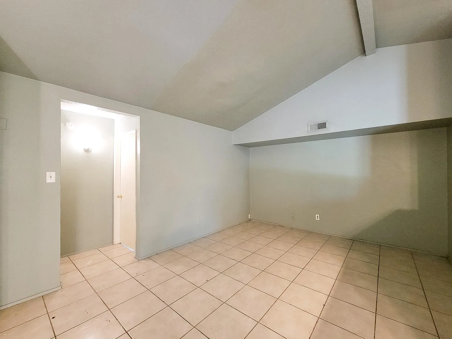 3 bed, 1212 sqft, $1,400 — Photo 3
