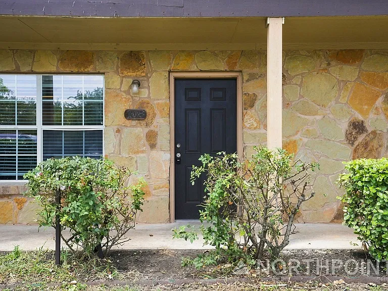 413 Lion Dr — Photo 2