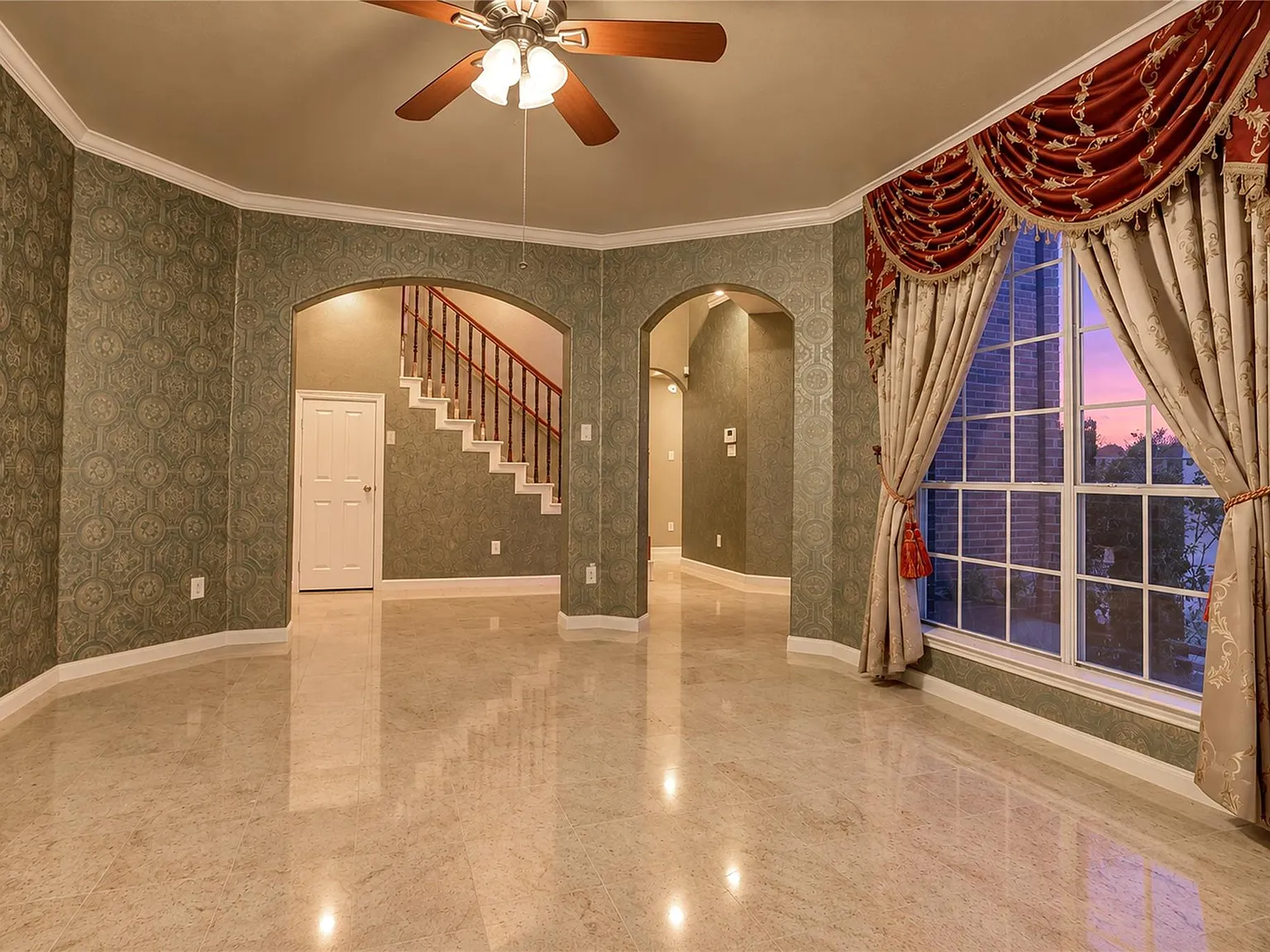 5 bed, 3.0 bath, 4305 sqft, $3,975 — Photo 4