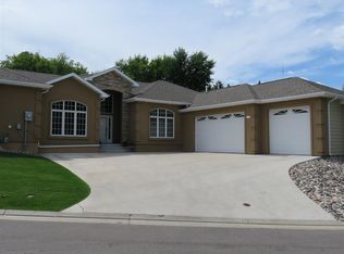 1142 16th Ave SW, Minot, ND 58701