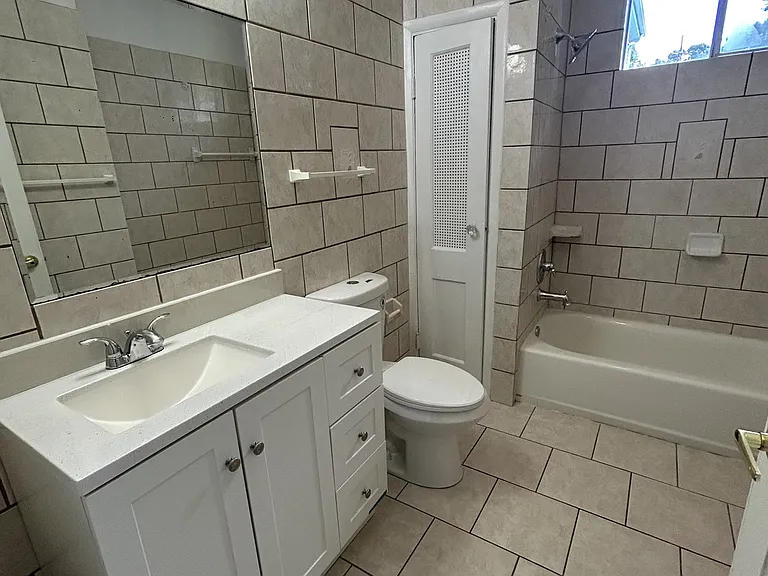 854-856 Roosevelt Pl — Photo 7