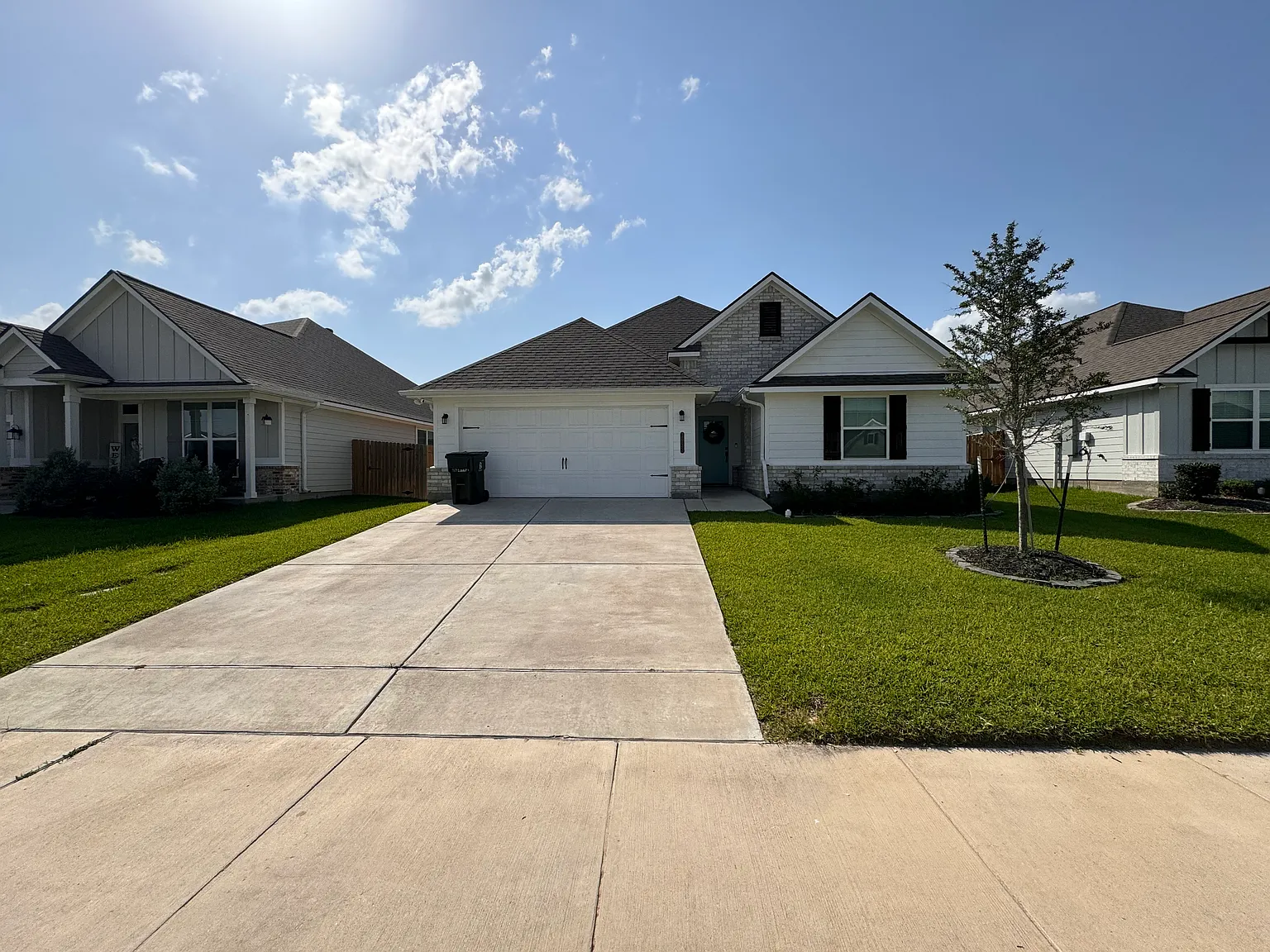 1923 Cambria Dr — Photo 1