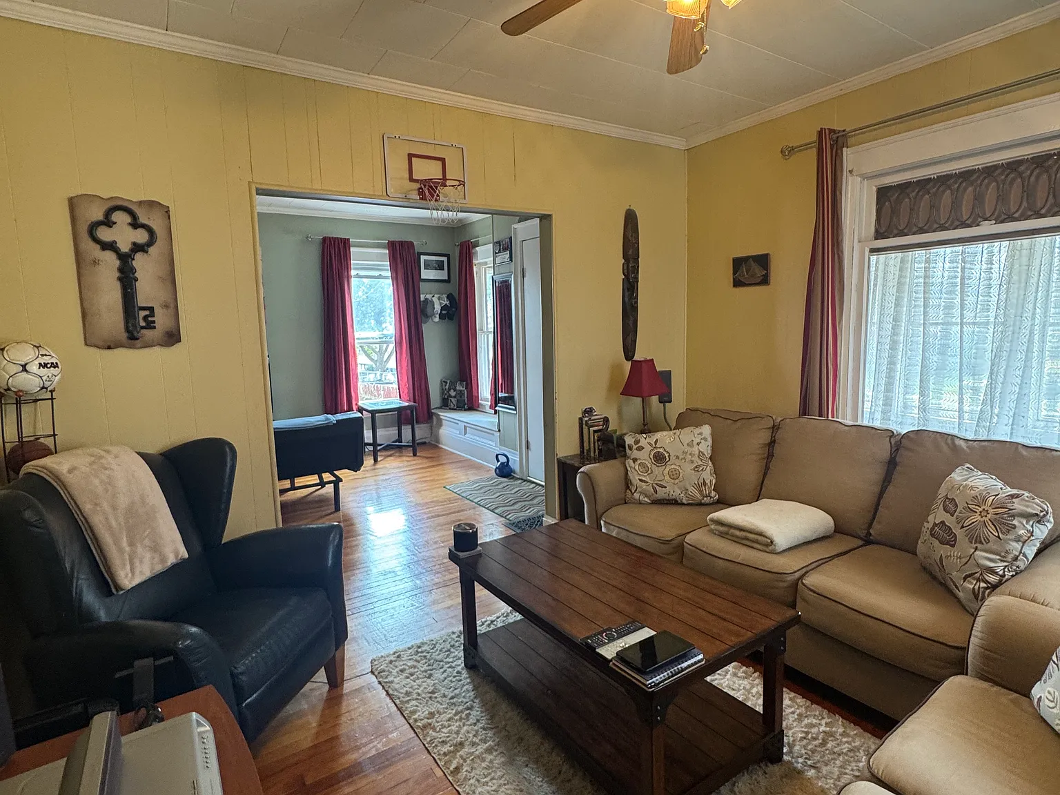 4 bed, 1.5 bath, 1800 sqft, $2,400 — Photo 2