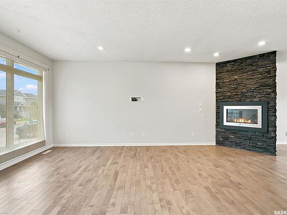 5th image of 215 Padget CRESCENT