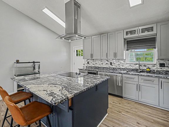 3rd image of 582 Berlander Dr