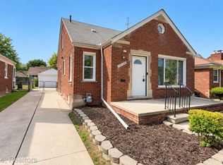 19159 Mallina St, Grosse Pointe, MI 48236