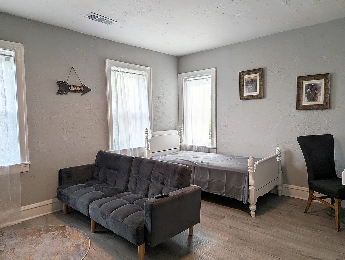 'Navy' Single Deluxe Room - Off-Campus Housing @ Nana's Place — Photo 3