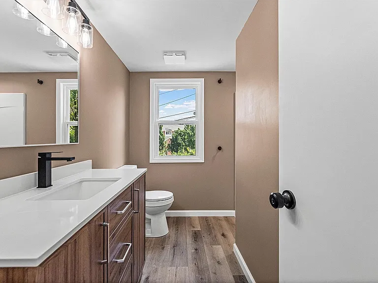 104 Defoe Ct — Photo 2