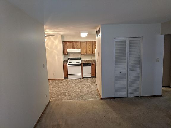 3rd image of 123 Georgetown Dr APT B