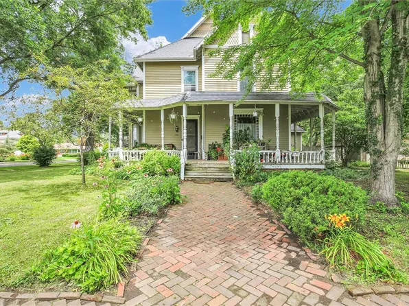 300 E Pinzon St, Tuscola, IL 61953