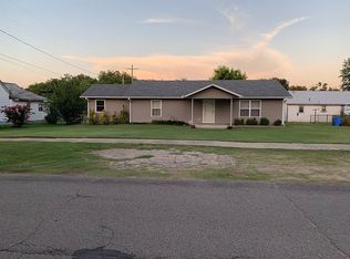 216 SW 4th St, Checotah, OK 74426