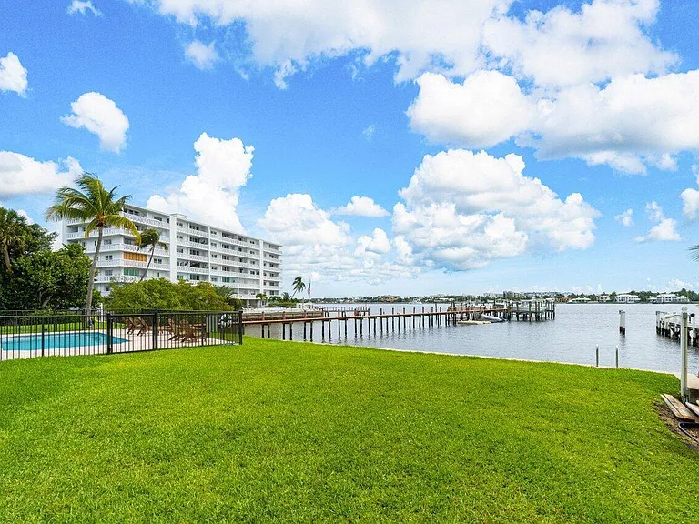 324 N Lake Dr — Photo 36