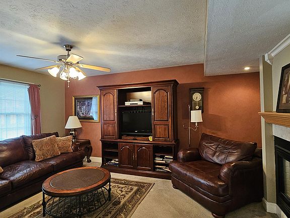 3rd image of 932 Ashton Pl