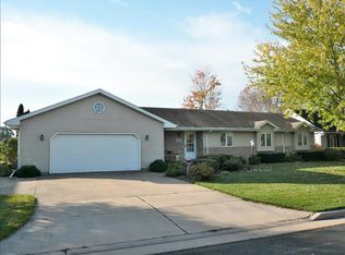1182 Farm Ridge Ln, Neenah, WI 54956