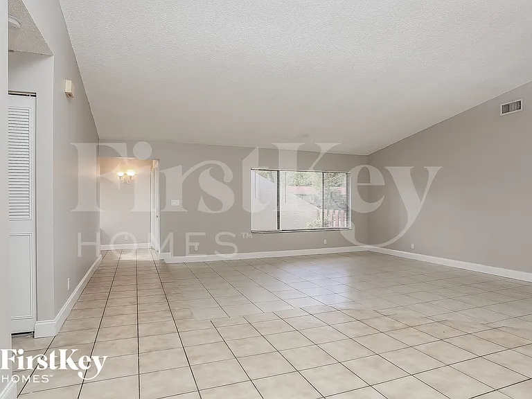 1013 SW 49th Ave — Photo 3