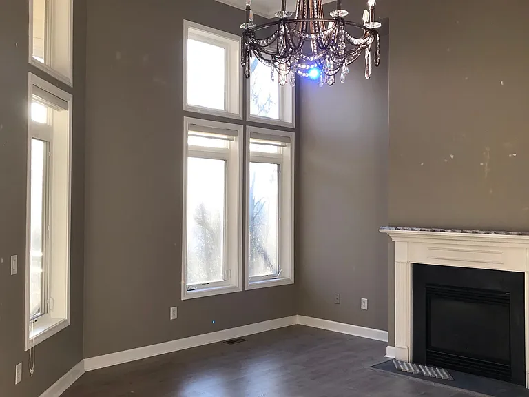 Living room w/fireplace