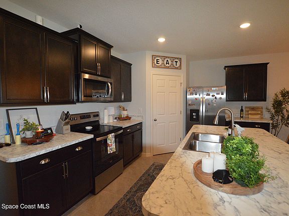 5th image of 999 Trinity St