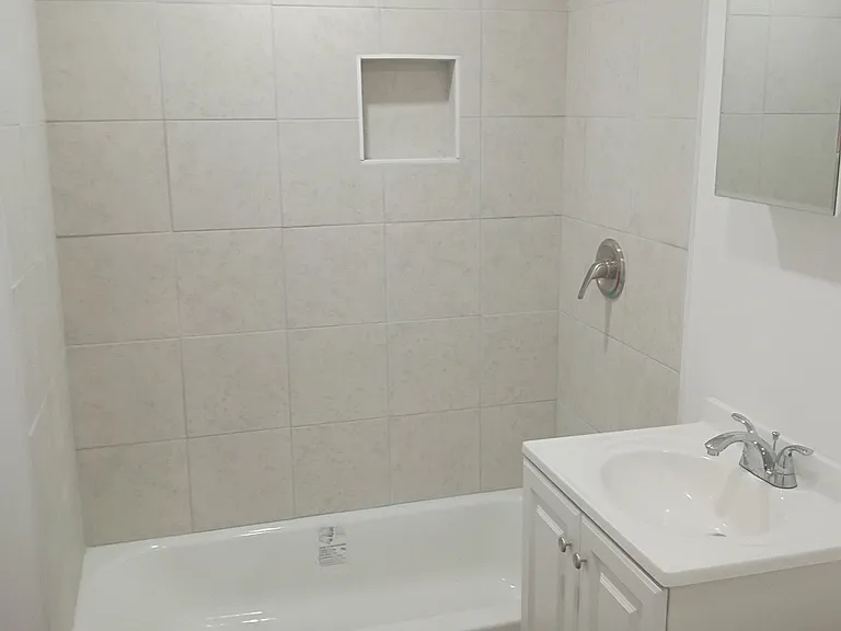 1082-1084 N Lewis Ave #B — Photo 8