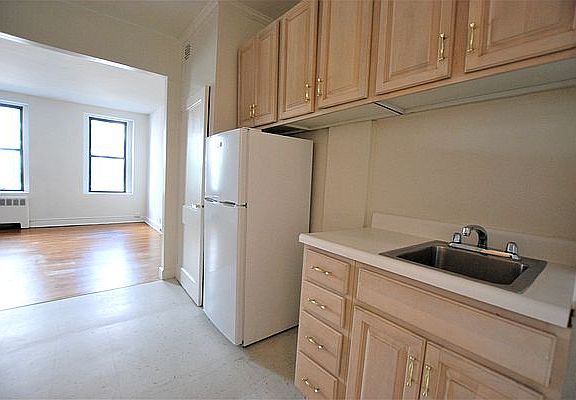 3rd image of 1553 York Ave APT 1a