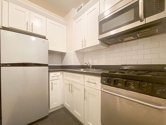 5th image of 320 W 56th St APT 5C