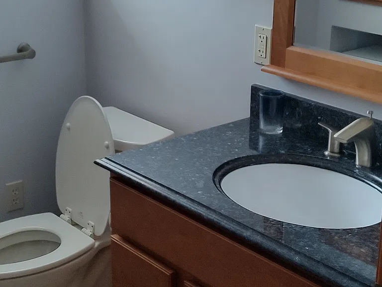 208 E Bayview Dr — Photo 5