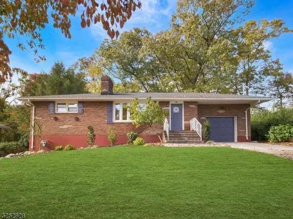 10 Hillcrest Dr, Bloomingdale Boro, NJ 07403