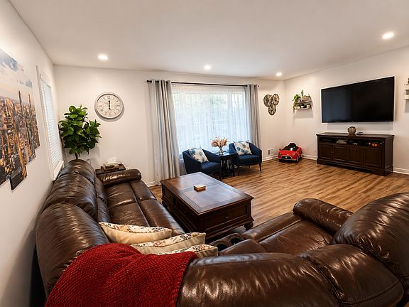 2nd image of 1218 Fox Run Pl